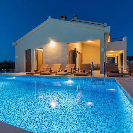 Vanessa - Ciovo * تروغير