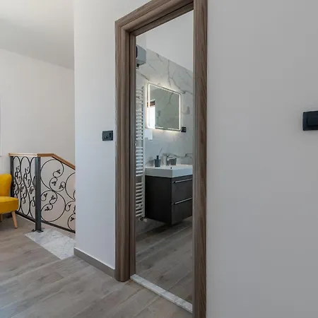 Vanessa - Ciovo تروغير